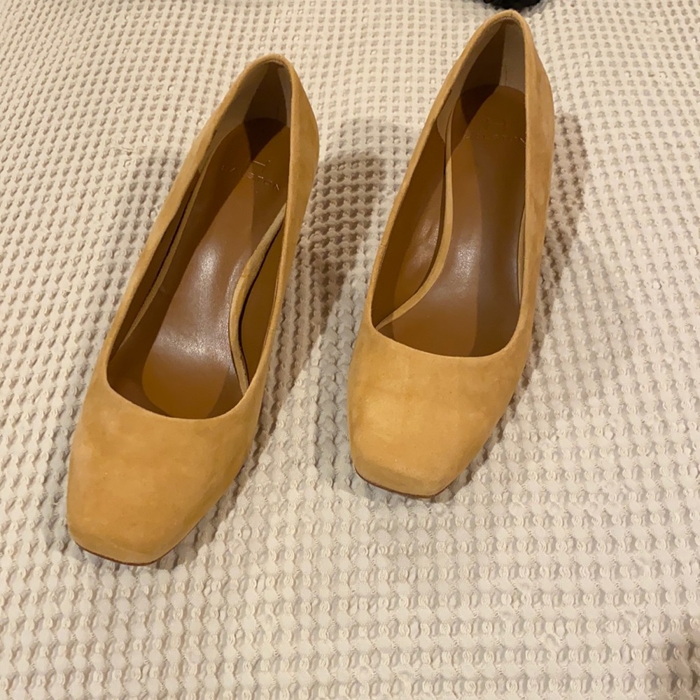 Like new suede block heel pump!